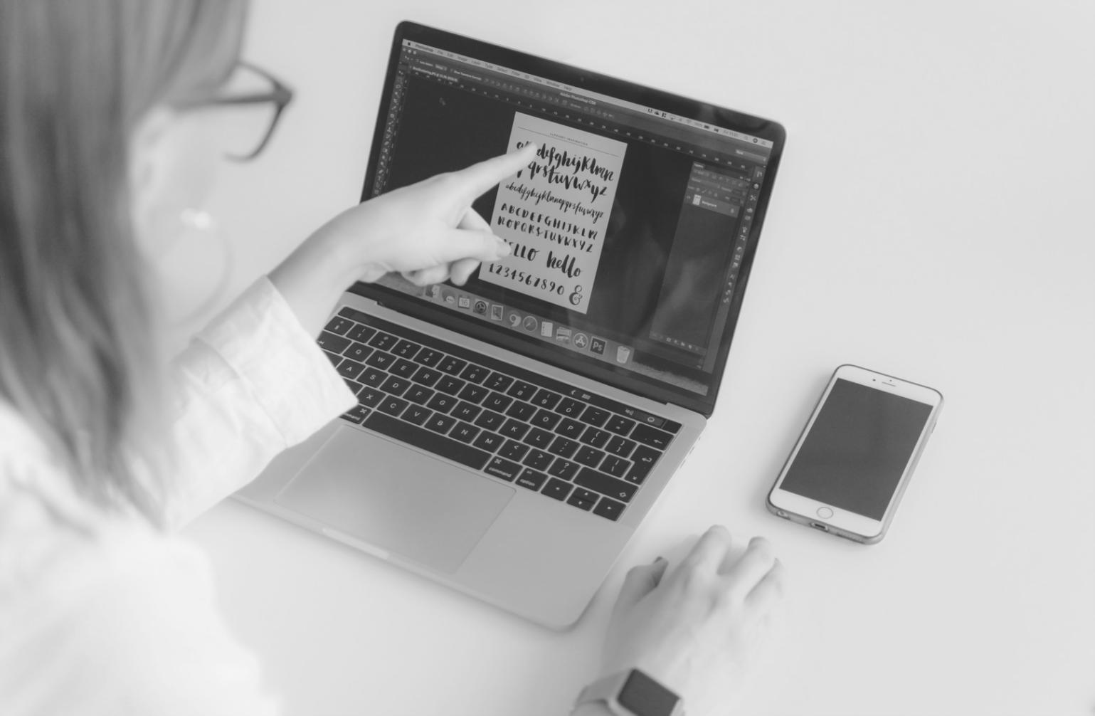 Equipo de análisis financiero trabajando con gráficos y datos de mercado